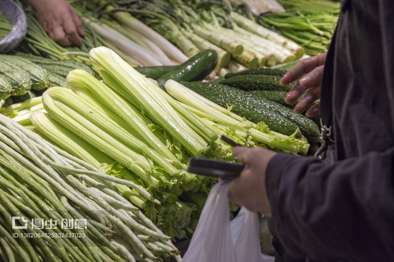 菜市场里的鲜活画卷 居民选购新鲜蔬菜的日常与智慧